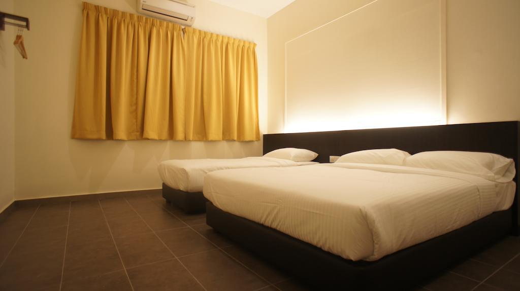 Merlin Hotel Port Dickson Room photo