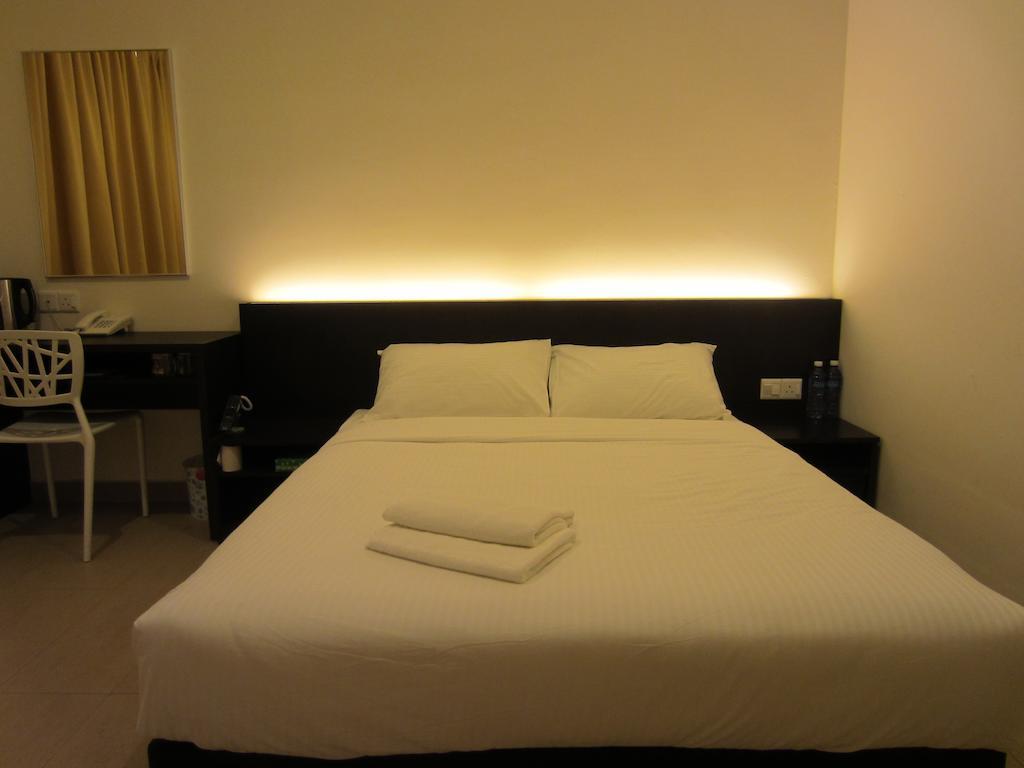 Merlin Hotel Port Dickson Room photo